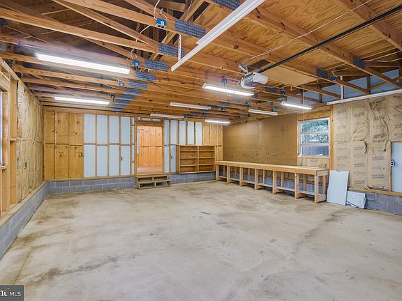 4th image of 327 Tulip Cir