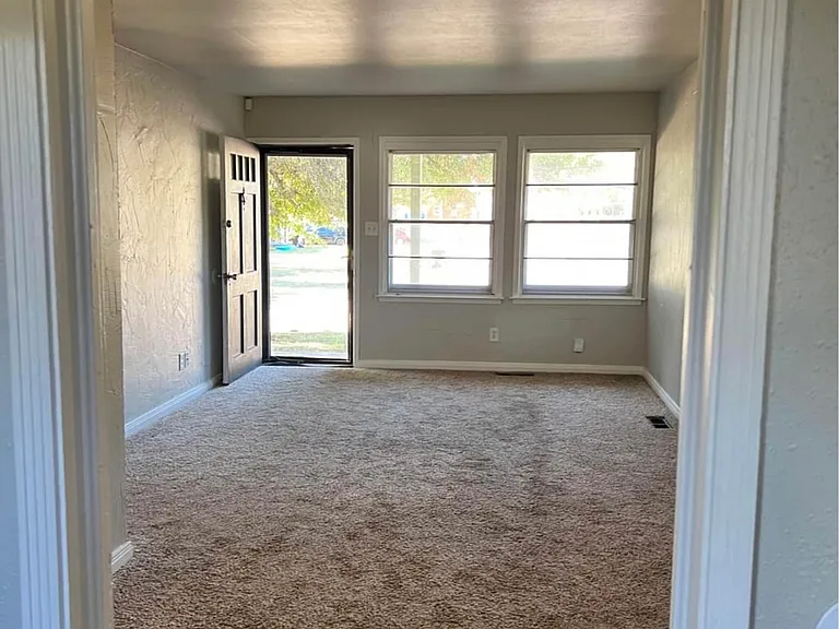 1107 N Redbud Dr — Photo 3