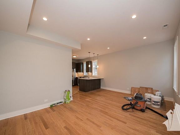 4th image of 1856 W Dickens Ave