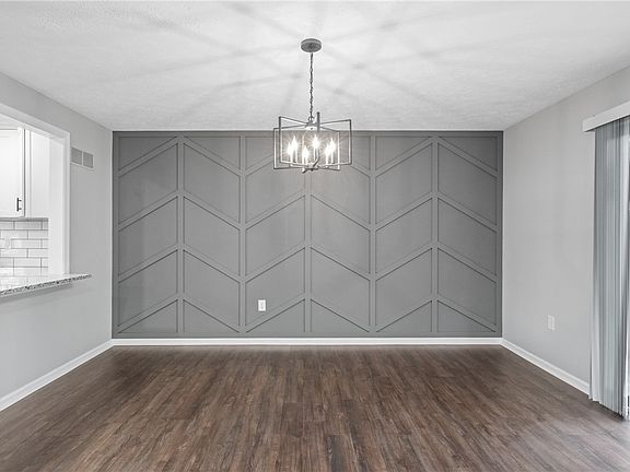 5th image of 2570 Hawthorne Dr