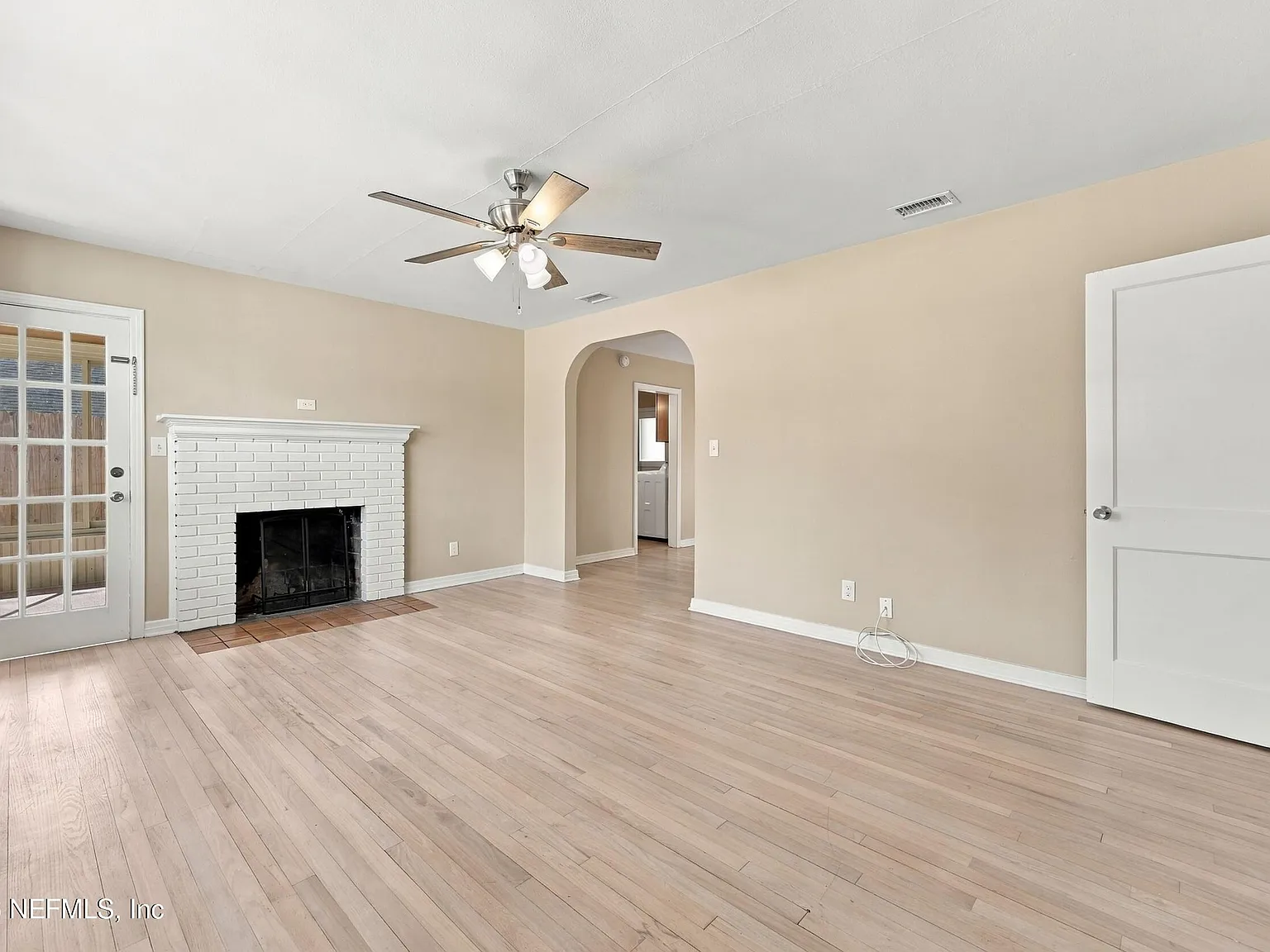 3 bed, 1.5 bath, 1238 sqft, $2,300 — Photo 4