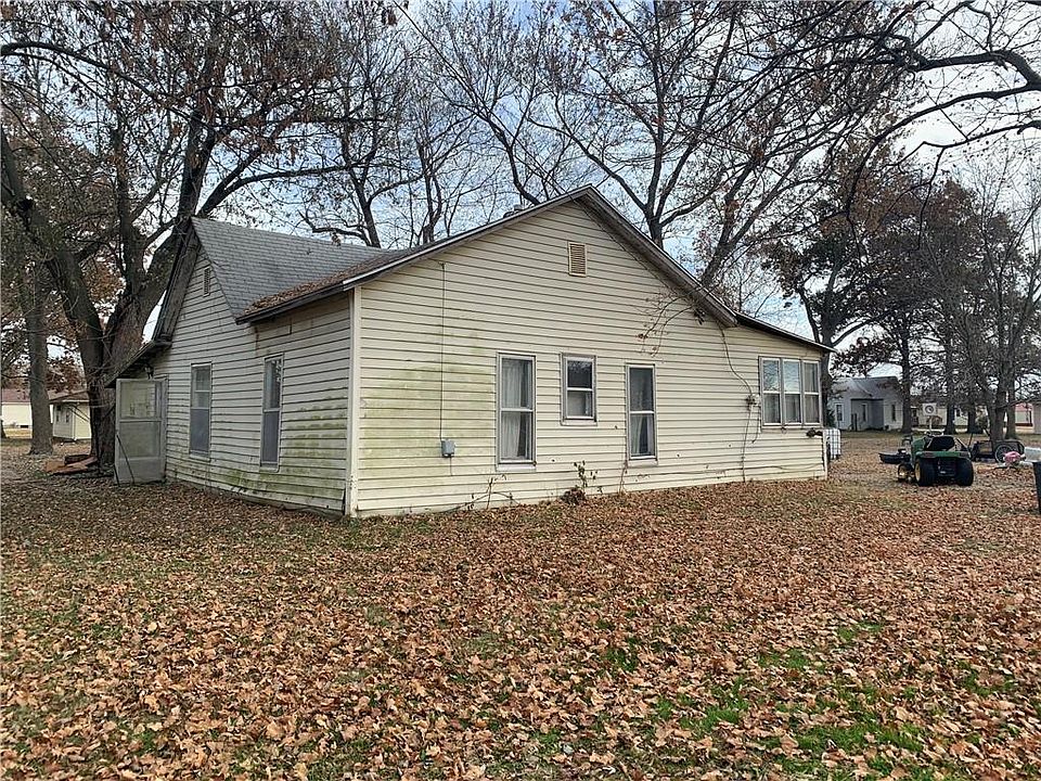 2nd image of 205 W Effingham Ave
