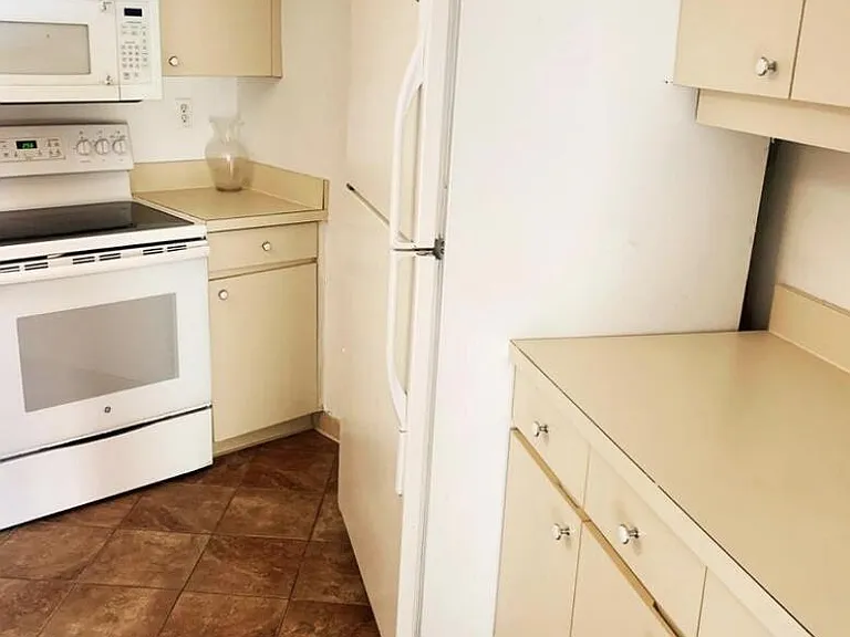 3915 Victoria Dr NE — Photo 24