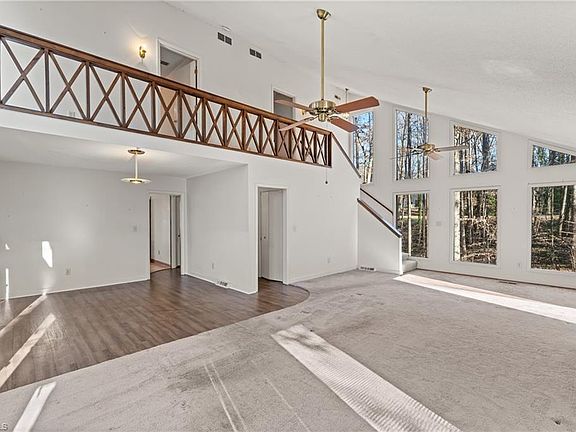 4th image of 610 Carrington Pl