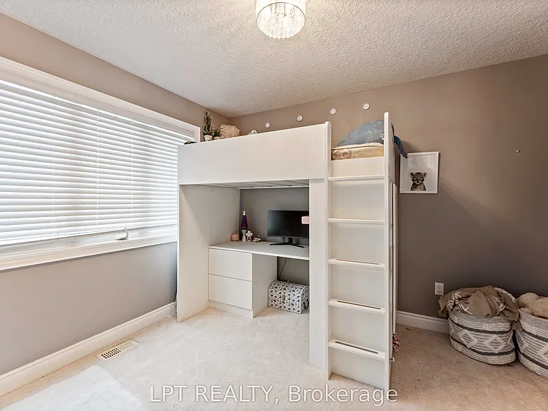 82 Nathan Cres — Photo 27
