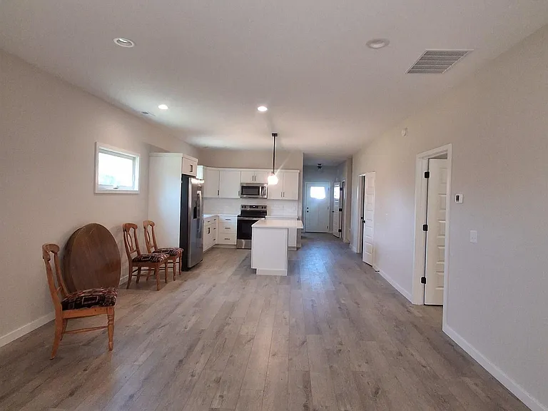 1002 Emilee Ct — Photo 10