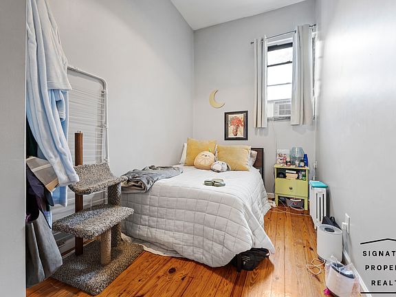 5th image of 481 Montgomery St APT 1F