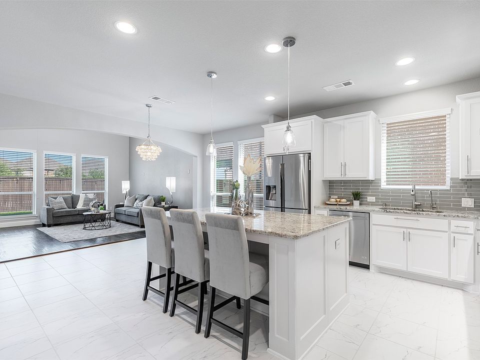 1st image of 208 Highwood Trl
