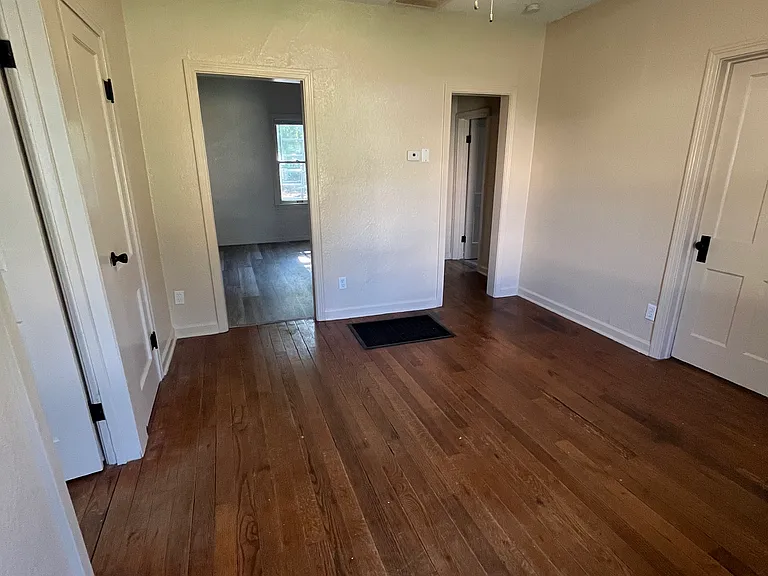 1011 S Lewis St — Photo 2