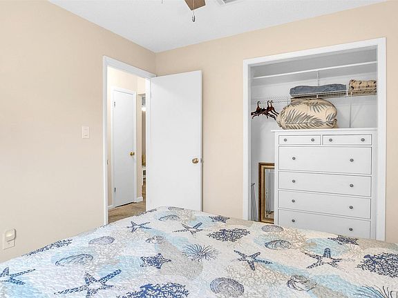 5th image of 3202 Redwood Ln #212