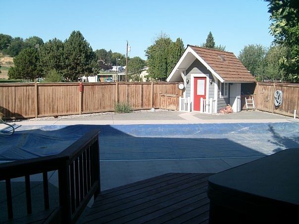 In-ground pool & pool house
