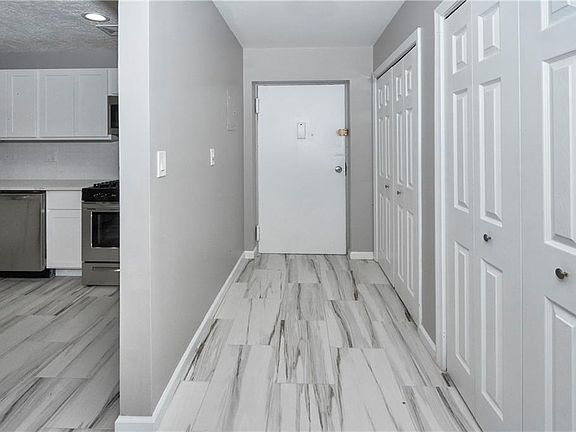 4th image of 30 Country Club Ln