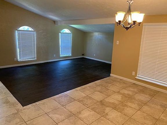 3rd image of 4912 Brandenburg Ln