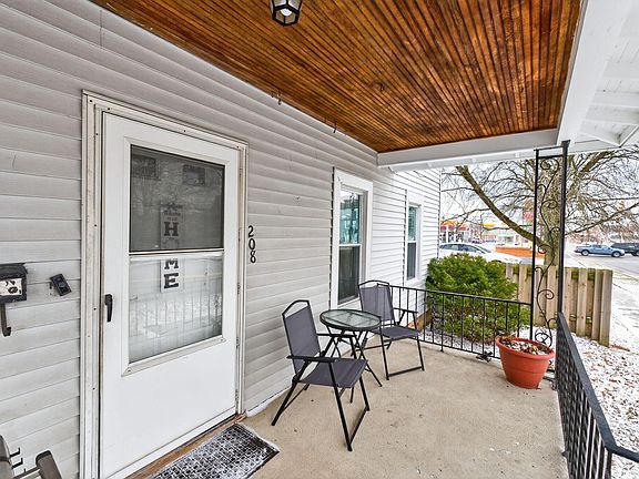 3rd image of 208 N Madriver St