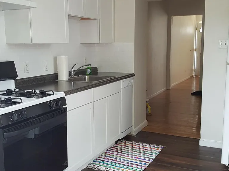 172 Dupont St — Photo 5