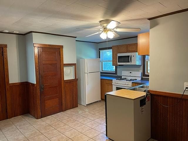 Kitchen w/ pantry door