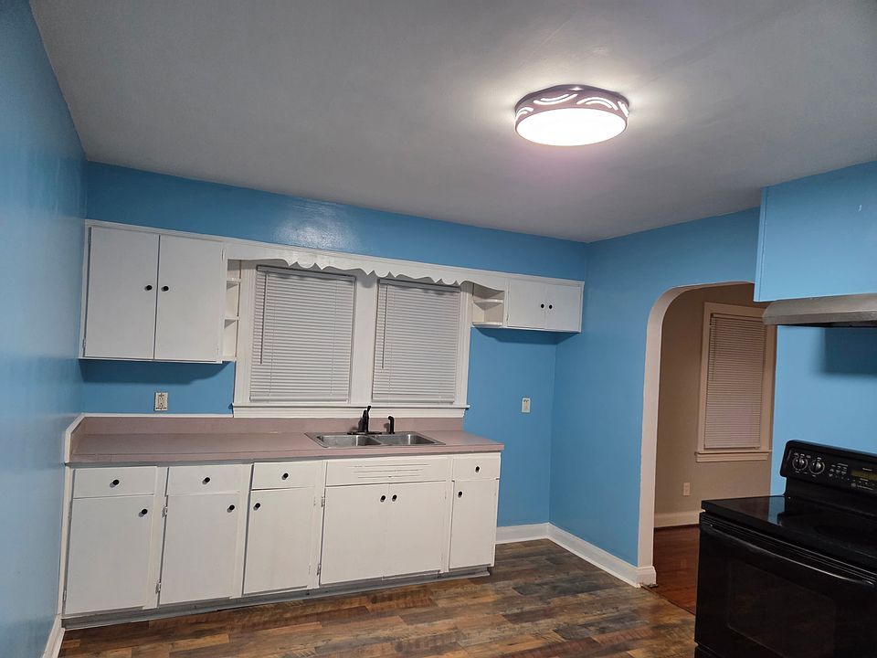1st image of 4879 Charlotte Dr