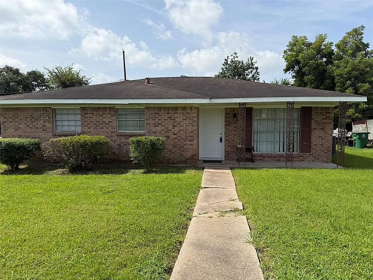 3203 Cliffdale St — Photo 3