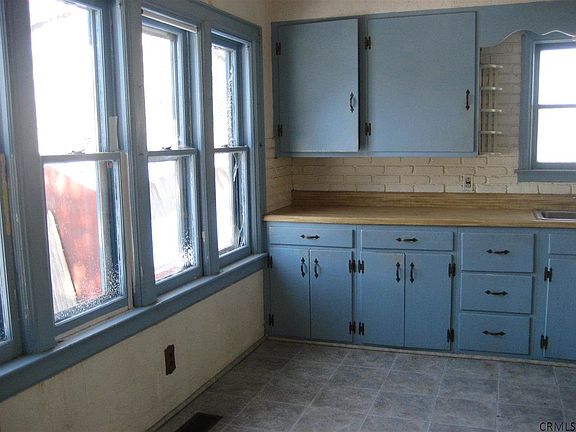 3rd image of 20 Thomson Ave