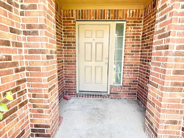 706 Creekview Dr — Photo 2