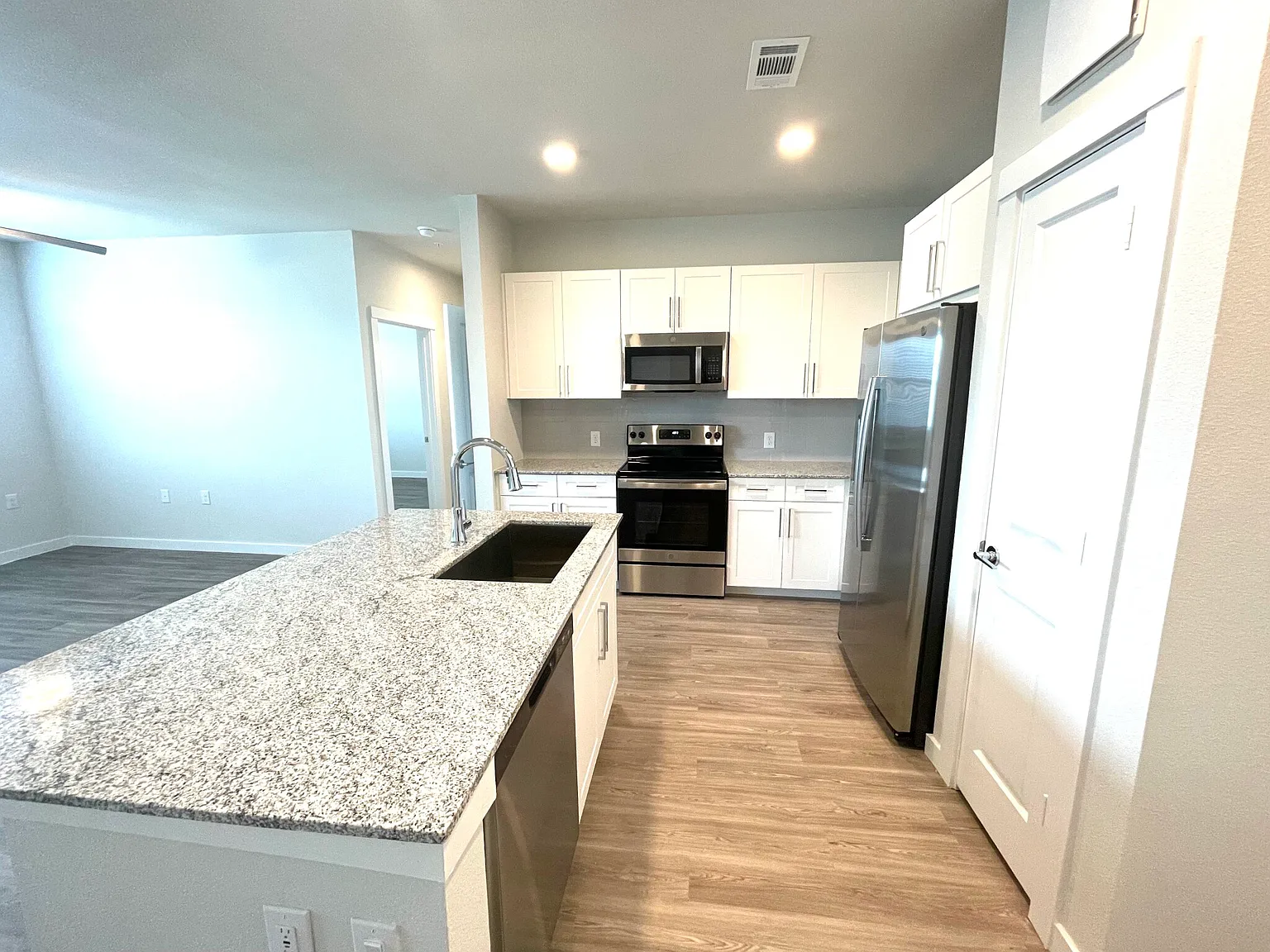 2 bed, 2.0 bath, 1150 sqft, $1,399 — Photo 3