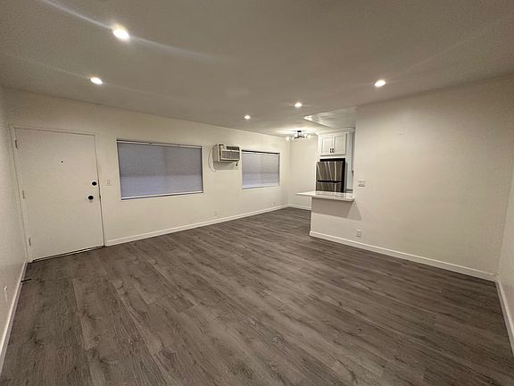 4th image of 812 N Martel Ave #9
