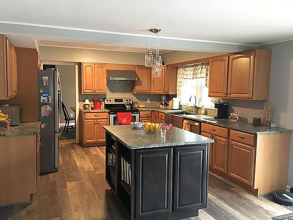 4th image of 15 Lynnfield Dr