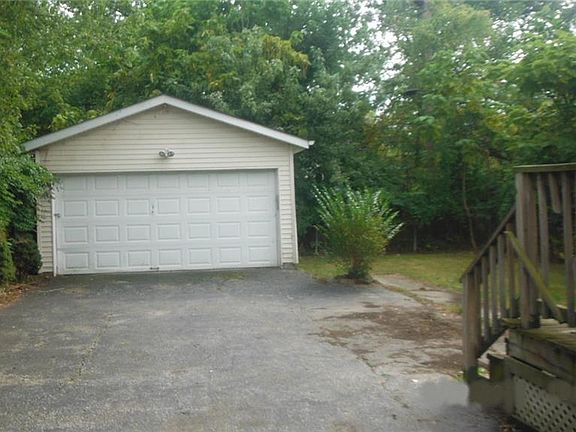 3rd image of 9522 Dickens Ave