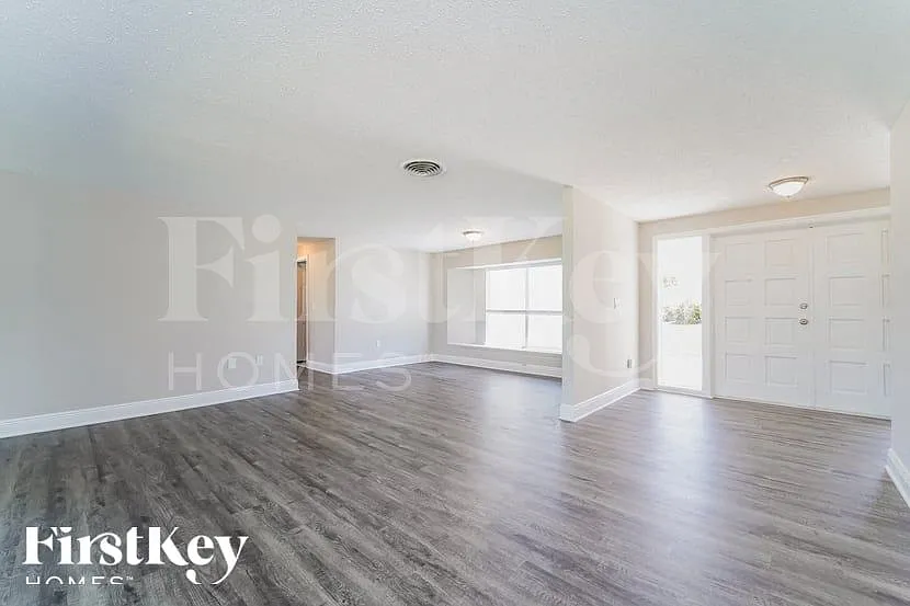 3 bed, 2.0 bath, 1619 sqft, $1,895 — Photo 2
