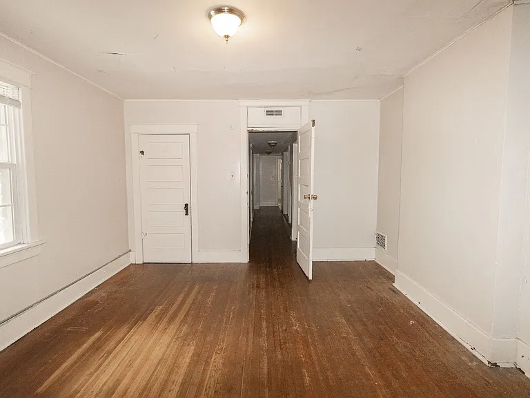 1107 E Walnut St — Photo 6
