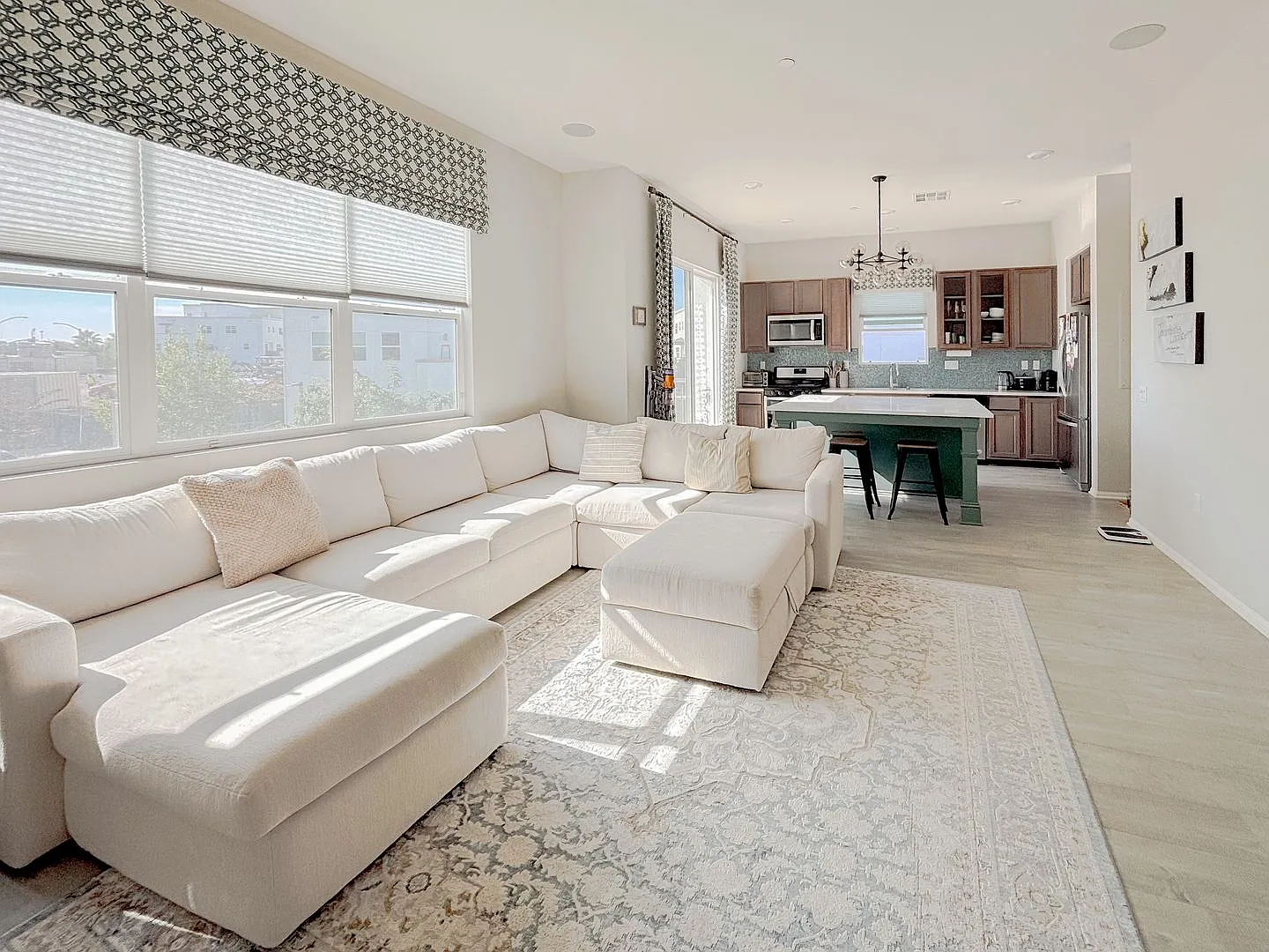 Exquisite 2 Bedroom Townhome In The Heart Of Otay Ranch For Rent! — Photo 3