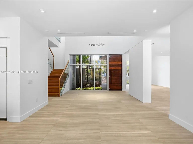 125 Hampton Ln — Photo 32