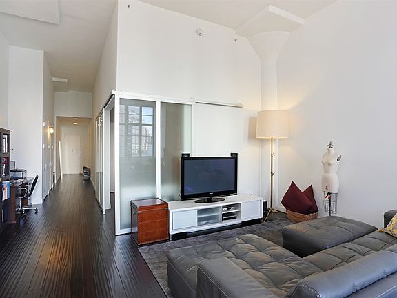 5th image of 2728 Thomson Ave
