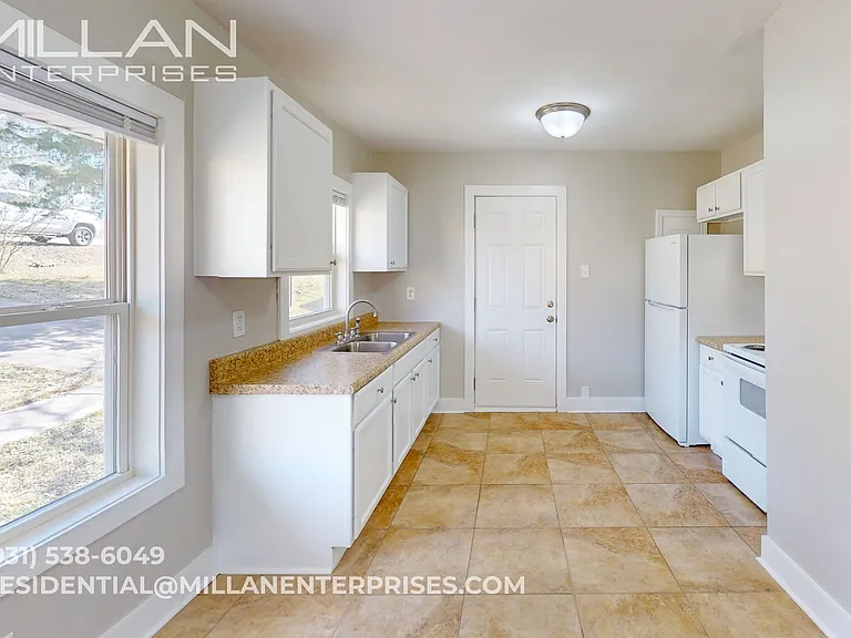 1003 Lincoln St — Photo 3