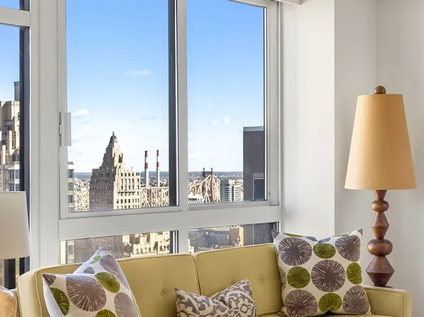 100 United Nations Plaza image 5 of 10