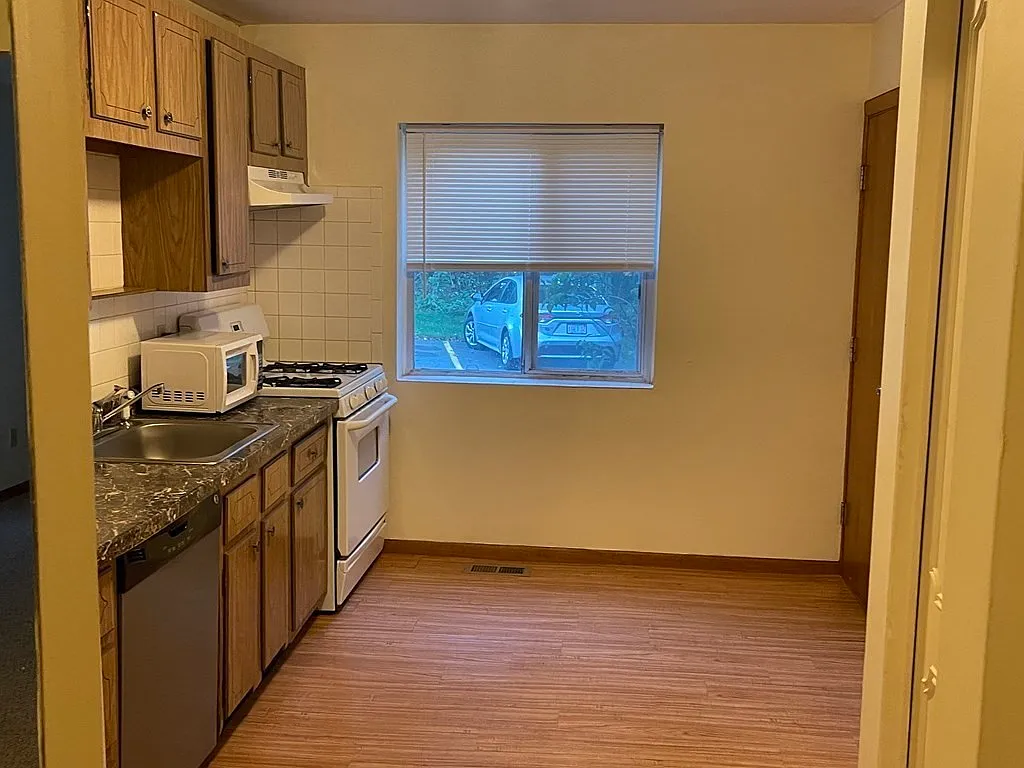 2 bed, 884 sqft, $2,700 — Photo 3