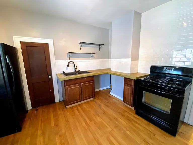 670 Lincoln NW — Photo 7