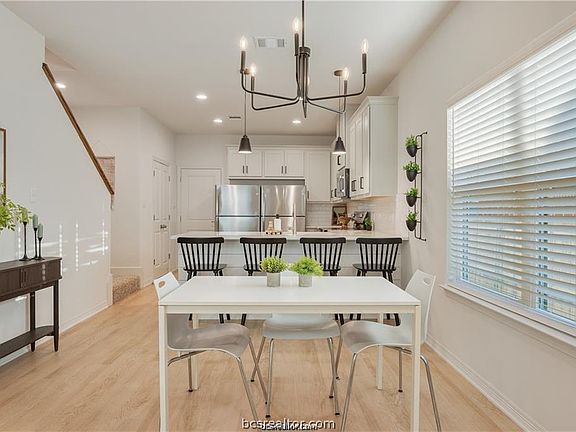 4th image of 216 Richards St