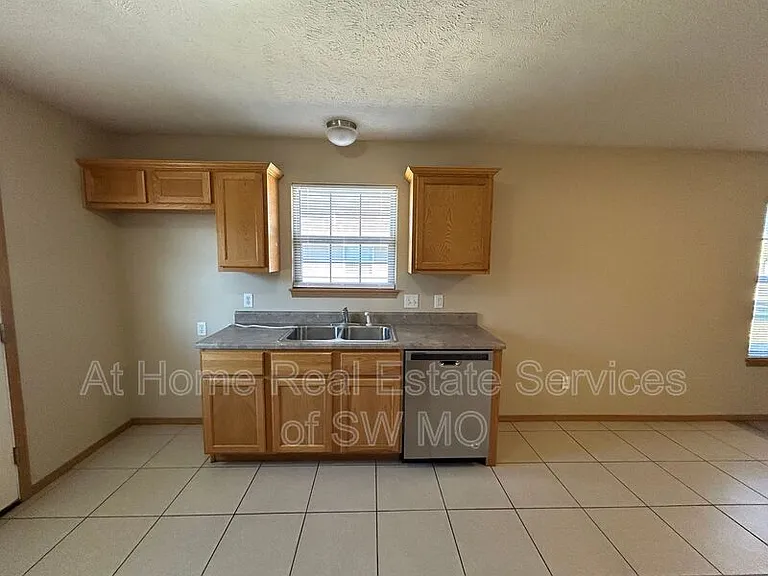 1211 N Northwood Ave — Photo 4