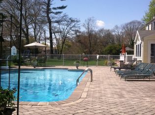 29 Pelican Ct, Syosset, NY 11791