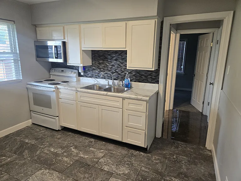 1209 Edgewater Dr — Photo 4