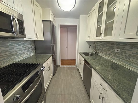 4th image of 101 W 55th St #1108