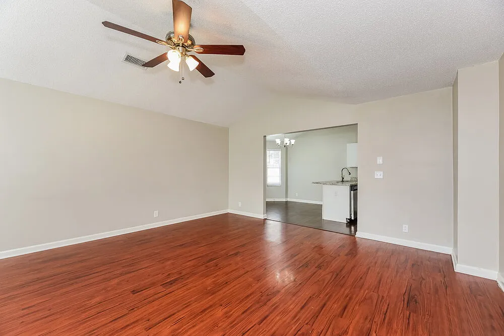 3 bed, 2.0 bath, 1331 sqft, $2,790 — Photo 4