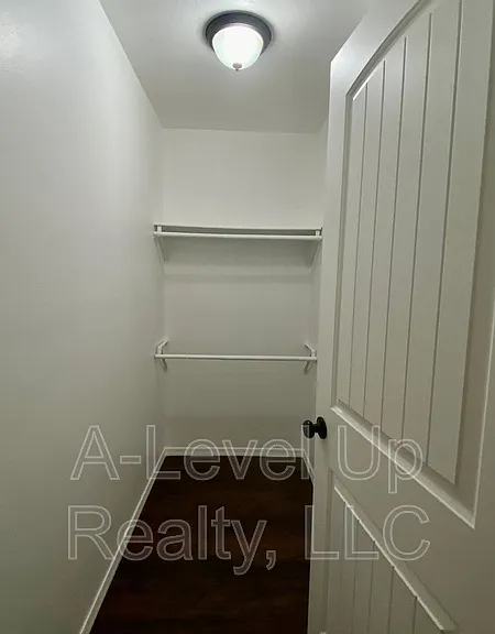 231 W 28th St — Photo 16