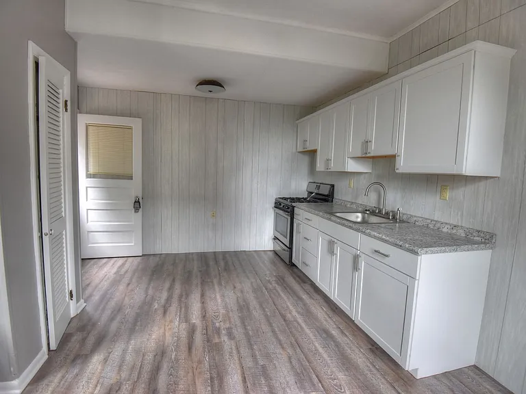 325 E Main St — Photo 17