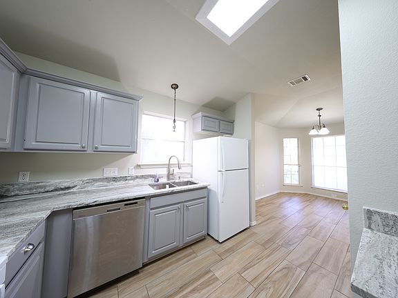 4th image of 17402 Valentine Dr