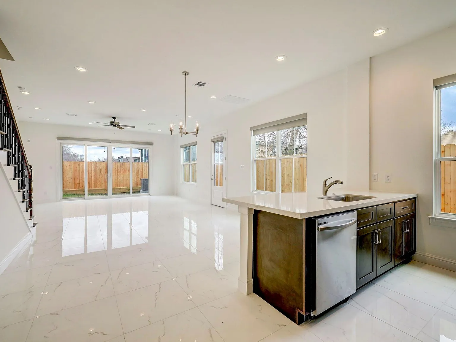 4 bed, 3.5 bath, 2080 sqft, $2,999 — Photo 3