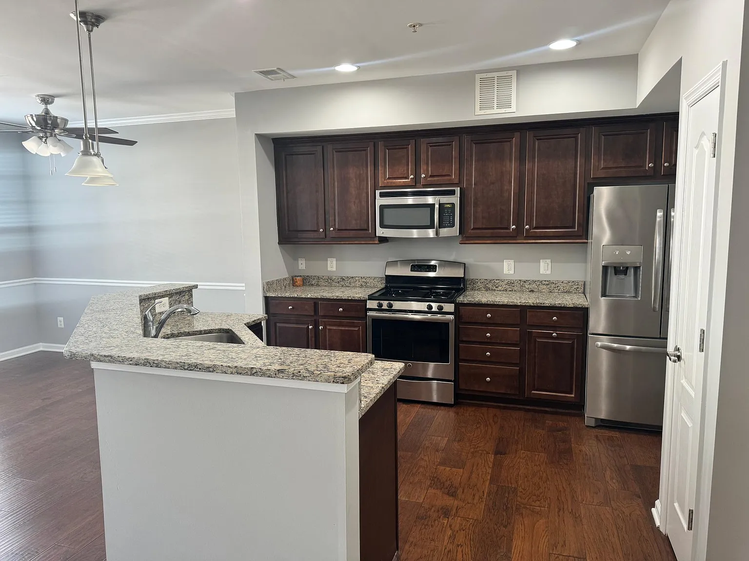 3 bed, 2194 sqft, $2,950 — Photo 3