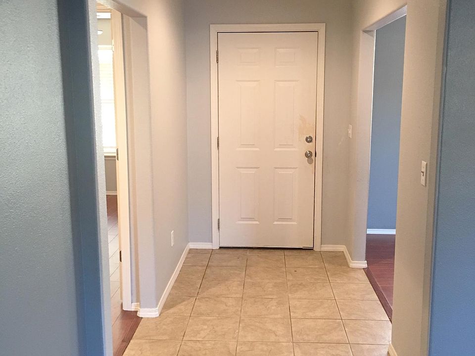 1st image of 903 SW River Rock St