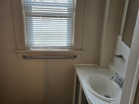 4th image of 1112 W Jefferson Blvd